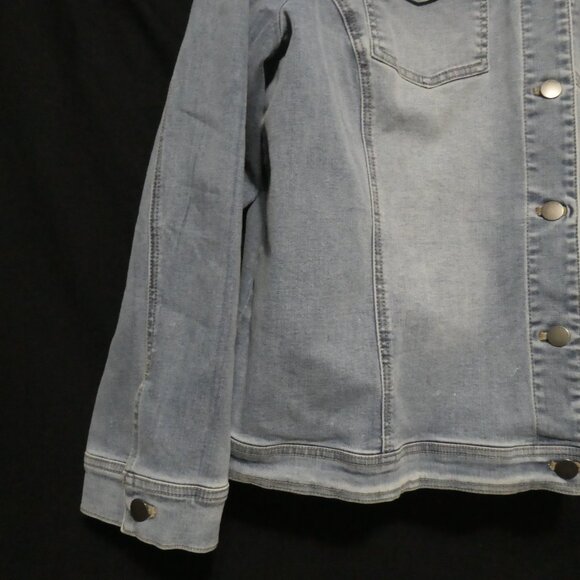 CHICO'S | size 3 | Button-Up Front Blue Denim Jacket | Flamingo Front and Back - Picture 8 of 16